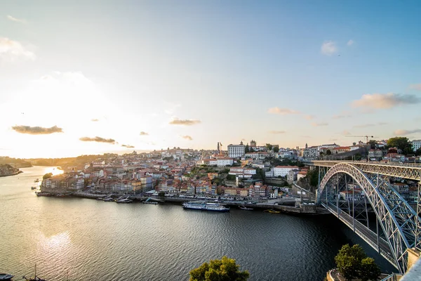 Porto, Portekiz - Temmuz 2017. Porto ve gün batımında Douro nehir kenti Panoraması. Portekiz. Avrupa'nın Porto popüler turizm — Stok fotoğraf