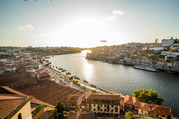 Porto, Portugalia - lipca 2017 r. Panorama na miasto Porto i rzekę Douro o zachodzie słońca. Portugalia. Porto popularnym miejscem turystycznym Europy — Zdjęcie stockowe