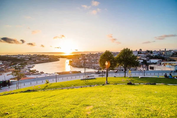 Porto, Portugal - Julho de 2017. Panorama da cidade do Porto e do rio Douro ao pôr-do-sol. Portugal. Porto destino turístico popular da Europa — Fotografia de Stock
