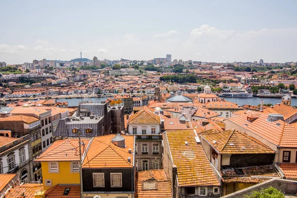 ポルト, ポルトガル - 2017年 7 月。色のファサードと、ポルトガルのポルトの家々 の屋根。ポルトはヨーロッパで最も人気のある観光地の一つ. — ストック写真