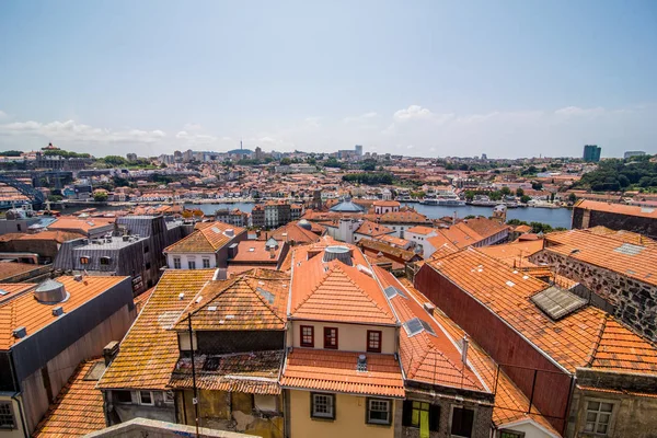 Porto, Portugalia - lipca 2017 r. Kolorowe fasady i dachy domów w Porto, Portugalia. Porto jest jednym z najbardziej popularnych miejsc turystycznych w Europie. — Zdjęcie stockowe