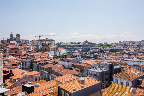 Porto, Portugalia - lipca 2017 r. Kolorowe fasady i dachy domów w Porto, Portugalia. Porto jest jednym z najbardziej popularnych miejsc turystycznych w Europie. — Zdjęcie stockowe