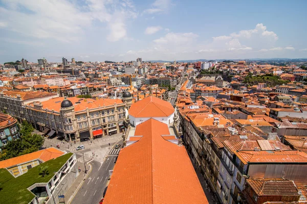 Porto, Portugalia - lipca 2017 r. Kolorowe fasady i dachy domów w Porto, Portugalia. Porto jest jednym z najbardziej popularnych miejsc turystycznych w Europie. — Zdjęcie stockowe
