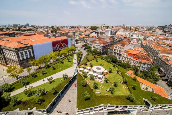 Oporto, Portogallo - luglio 2017. Facciate colorate e tetti di case in Porto, Portogallo. Porto è una delle destinazioni turistiche più popolari in Europa . — Foto Stock