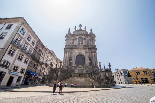 Porto, Portugalia - lipca 2017 r. Porto Clerigos Kościoła. Wieża kościoła. obraz pokazuje słynnej wieży Kościoła w Porto tzw. Wieża rigos Cl — Zdjęcie stockowe