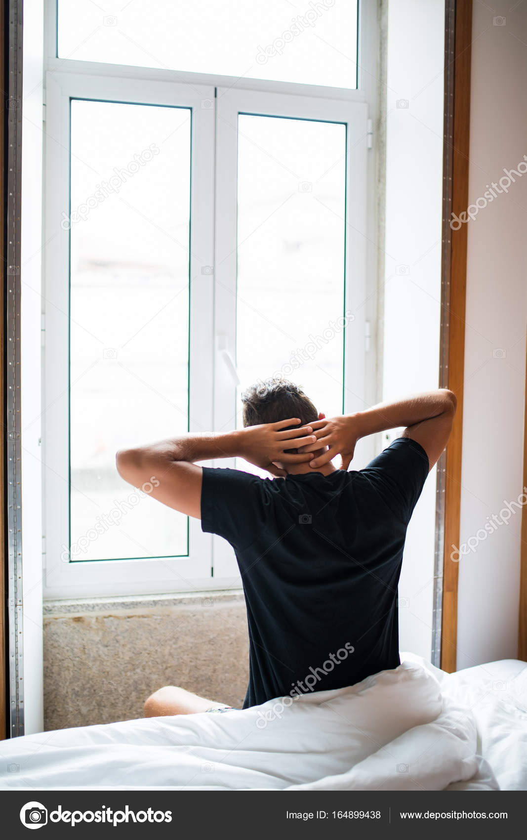 Mann Gefühl Rückenschmerzen im Bett nach dem schlafen am Morgen ... Mann Gefühl Rückenschmerzen im Bett nach dem schlafen am Morgen ...