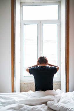 Sabah uyku sonra adam duygu sırt ağrısı yatakta