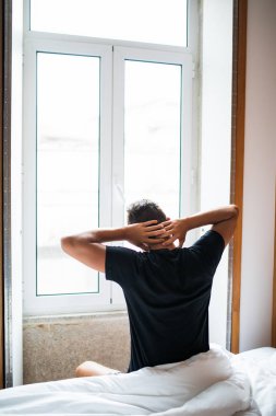 Sabah uyku sonra adam duygu sırt ağrısı yatakta