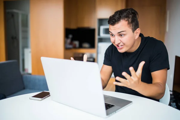 Enojado Empresario autónomo que trabaja desde casa en el ordenador portátil — Foto de Stock