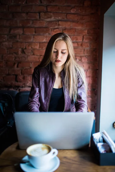 Güzel beyaz bir kadın hakkında bir şey ile taşınabilir net-kitap modern kafe barda otururken dizüstü bilgisayarda çalışması sırasında yeni fikirler hakkında düşünme kadın serbest meslek büyüleyici genç hayal