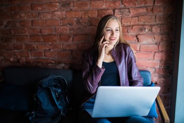 Evet ve bir açık hava restoranı onu laptop kullanarak çekici beyaz kadın