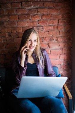 Evet ve bir açık hava restoranı onu laptop kullanarak çekici beyaz kadın