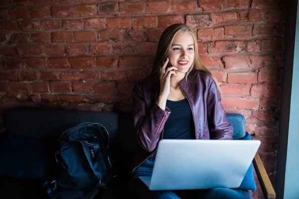 Evet ve bir açık hava restoranı onu laptop kullanarak çekici beyaz kadın
