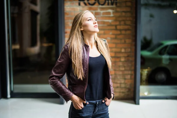 Verano estilo de vida soleado retrato de moda de mujer joven y elegante caminando por la calle, usando lindo traje de moda —  Fotos de Stock