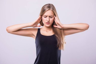 genç kadın kafa tutan bir baş ağrısı ile izole gri arka plan üzerinde