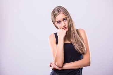 Kadın sıkılmış, gri bir arka plan üzerinde yorgun.