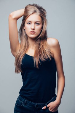 Güzel kadın portre studio gri kapat