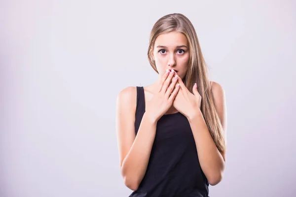 Chica bonita cubriendo su boca sobre fondo gris — Foto de Stock