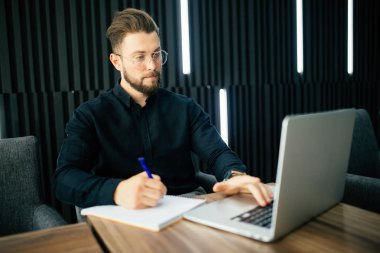 dizüstü bilgisayar ve Office belgelerinde yazma bildirimi ile gülümseyen iş adamı