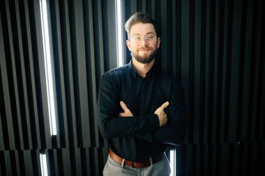 Genç yakışıklı adam modern ofis ayakta sakallı