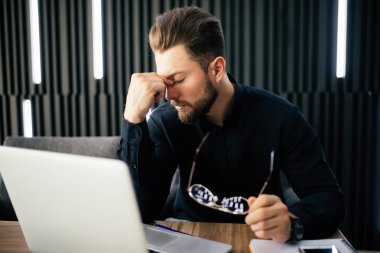 Ofiste dizüstü bilgisayarda çalışan, burun köprüsü Masaj, uzun süre giyen gözlükler, görme sorunu, damla göz sonra gözlük, duygu yorgunluk rahatsızlık, göz yorgunluğu bekletme yorgun yorgun iş adamı