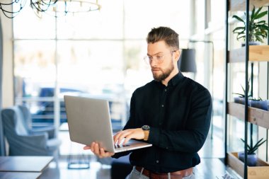 Dizüstü bilgisayar kullanma office genç iş adamı yürütme