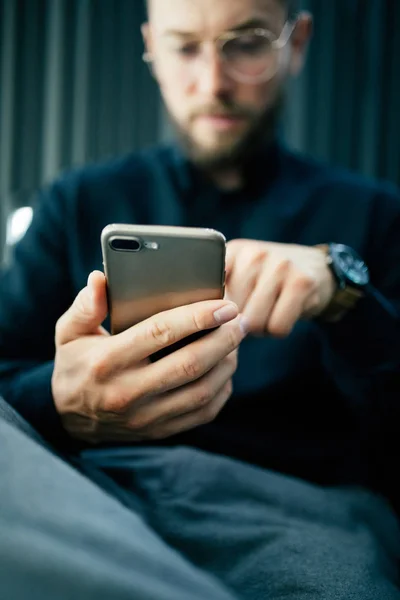 Zakenman met zijn GSM outdoor, close-up — Stockfoto