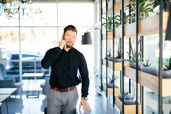 Manager i office som pratar i mobiltelefon i moderna kontorsrum — Stockfoto