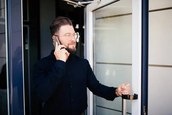 Affärsman som håller office dörren och få utomhus vit talar på telefon. Mannen få ut exit från kontorsbyggnad — Stockfoto