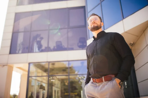 Skäggiga stilig ung affärsman på kontor byggnad utomhus — Stockfoto