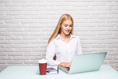 İş yerinde yoğunlaşmıştır. Onun çalışma evinde sandalyede otururken onu laptop kullanan genç güzel kadın