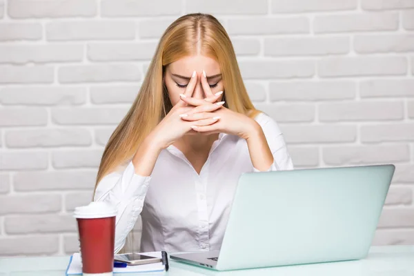 Tener dolor de cabeza después de trabajar muy duro mujer en el lugar de trabajo de la oficina — Foto de Stock