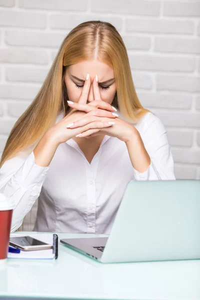 Tener dolor de cabeza después de trabajar muy duro mujer en el lugar de trabajo de la oficina — Foto de Stock