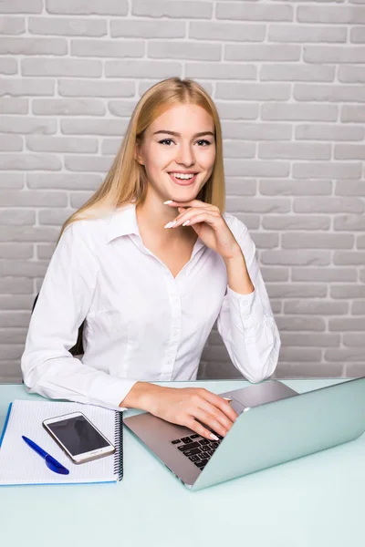 Hermosa rubia joven mujer de negocios en la oficina trabajando en su computadora portátil — Foto de Stock