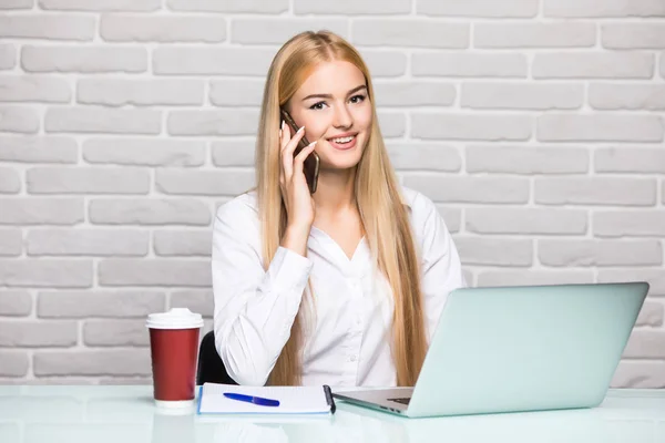 Concepto de negocio mujer de negocios hablando por teléfono en la oficina en la mesa con el ordenador portátil — Foto de Stock