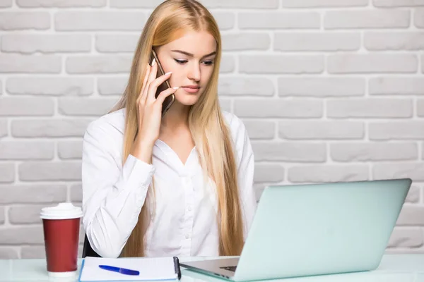 Concepto de negocio mujer de negocios hablando por teléfono en la oficina en la mesa con el ordenador portátil — Foto de Stock