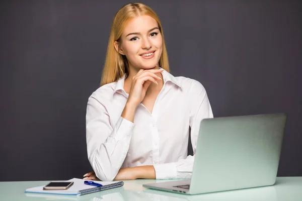 Retrato de una joven mujer de negocios usando una computadora portátil en la oficina — Foto de Stock