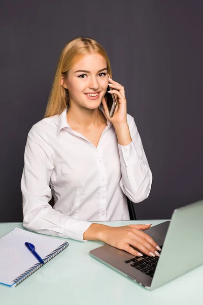 Alegre sonriente joven mujer teniendo hablar por teléfono en la oficina — Foto de Stock