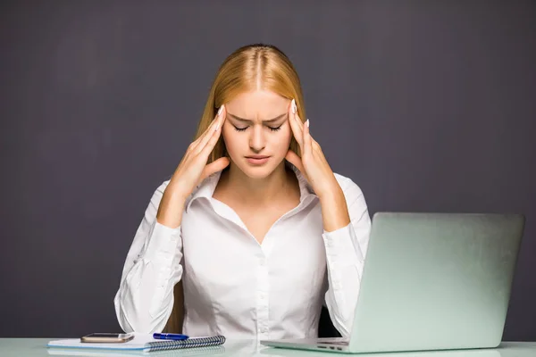Retrato de joven cansado con dolor de cabeza mujer de negocios con computadora portátil en la oficina — Foto de Stock
