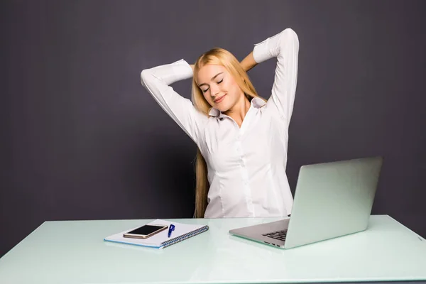 La joven empresaria se está relajando en su oficina. Ella está estirando su cuerpo en la oficina . — Foto de Stock