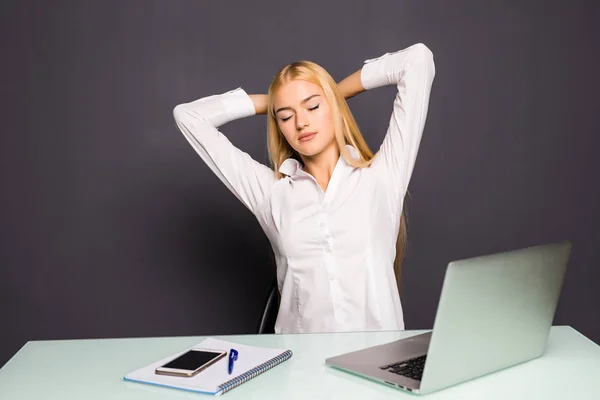 Ung affärskvinna är avkopplande i sitt kontor. Hon är stretching sin kropp på kontor. — Stockfoto