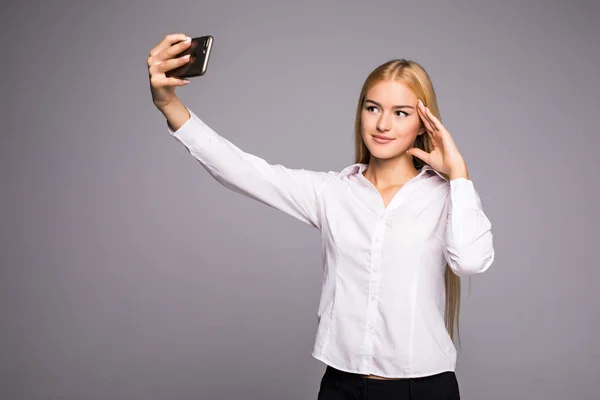 Ler affärskvinna gör selfie foto på smartphone. Stående över grå bakgrund — Stockfoto