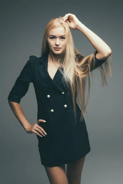 Όμορφη σέξι γυναίκα ξανθά μαλλιά φορούν φόρεμα πίσω casual στυλ του δρόμου μοντέλο σχεδιαστής γκρι φόντο — Φωτογραφία Αρχείου