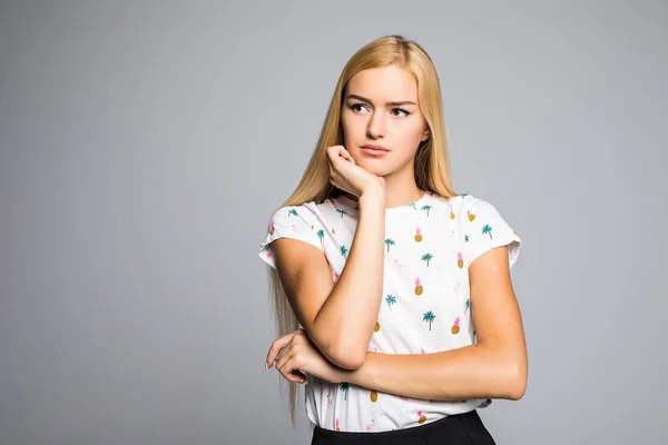 Portret van de schoonheid van de vrouwelijke gezicht met natuurlijke huid met handen op kin op grijs — Stockfoto