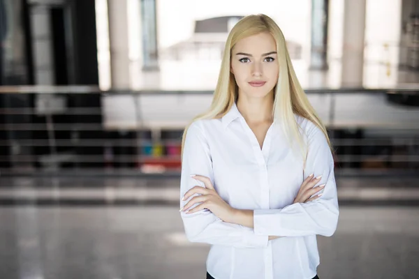 Ritratto di una giovane donna d'affari sicura in un ufficio — Foto Stock