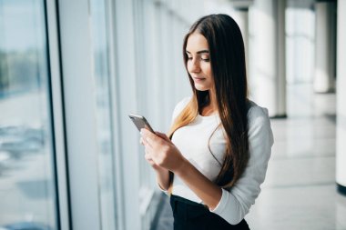 İş kadını modern ofis telefon kullanma.