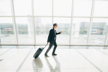 İş adamı Uluslararası Havaalanı runing uçak için terminal Gate adlı seyahat gezi