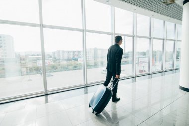 tramvay ve paket, iş seyahatleri ile yürüyüş iş adamı. İş adamı Gate terminal going için bir çanta.