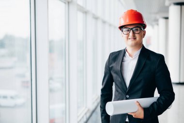 Koruyucu hamlet hamlet panoramik pencerelere yakınındaki planları bakarak erkek mimar