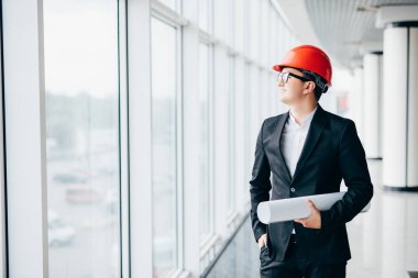 Koruyucu hamlet hamlet panoramik pencerelere yakınındaki planları bakarak erkek mimar